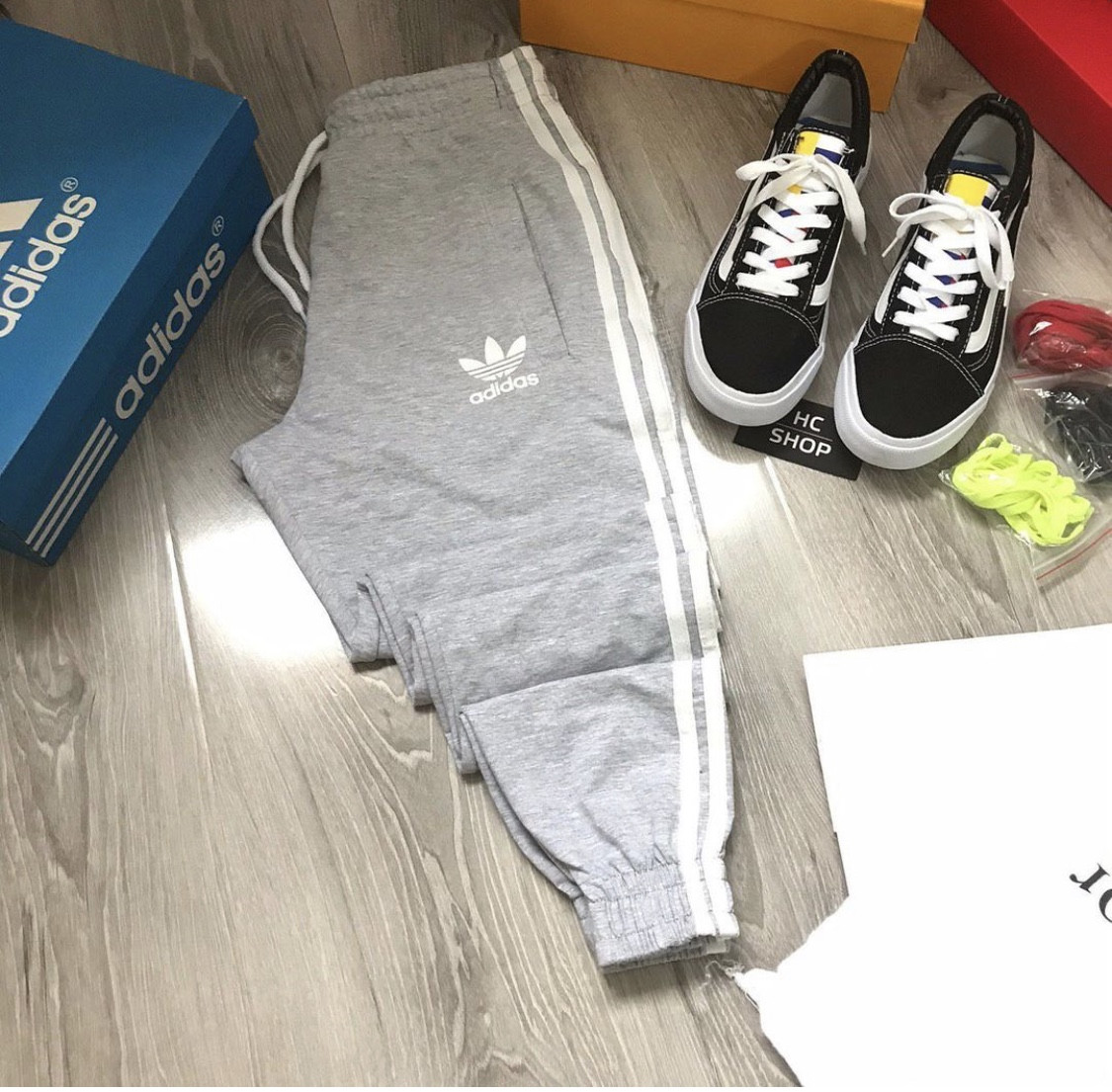 Серые штаны adidas