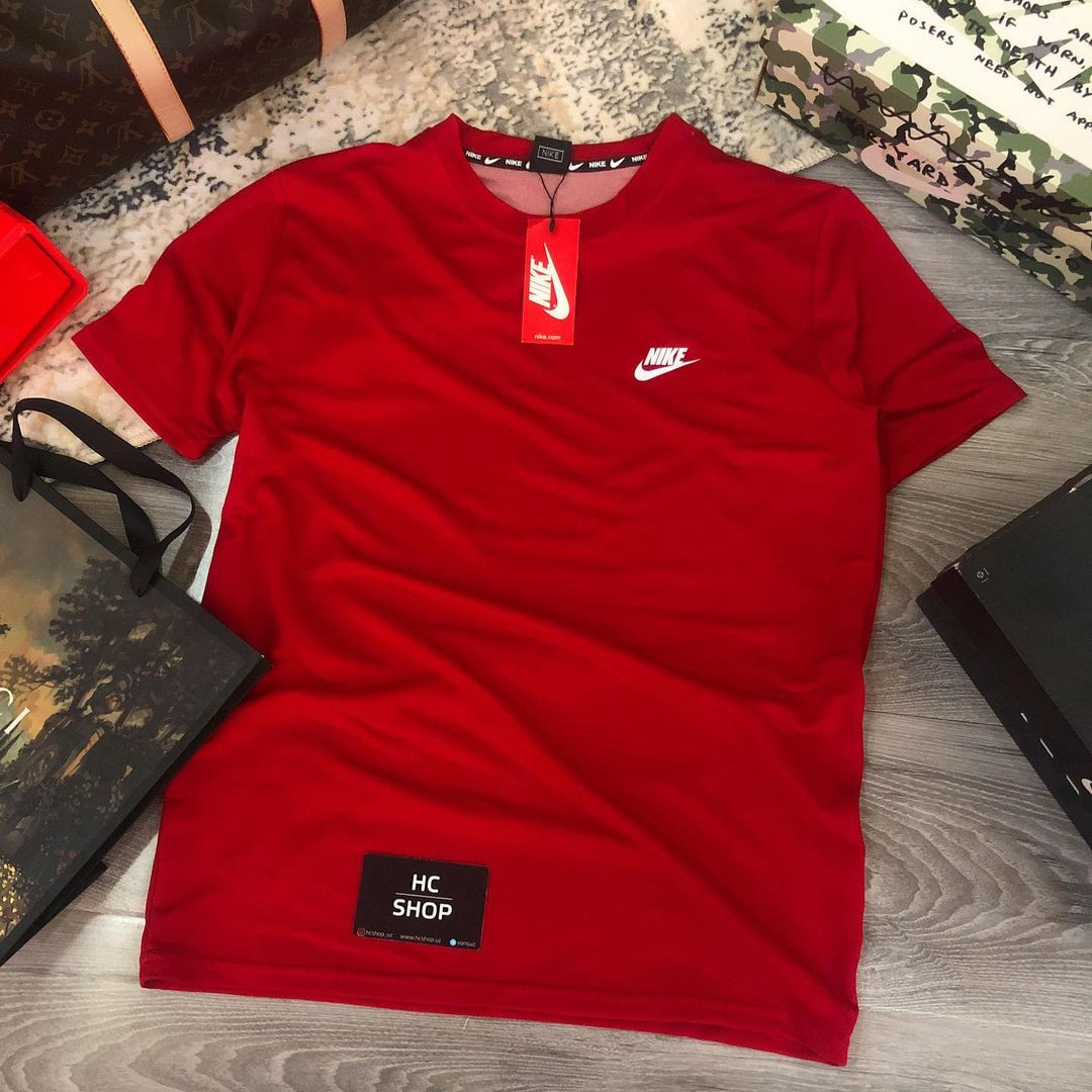 Красная футболка Nike