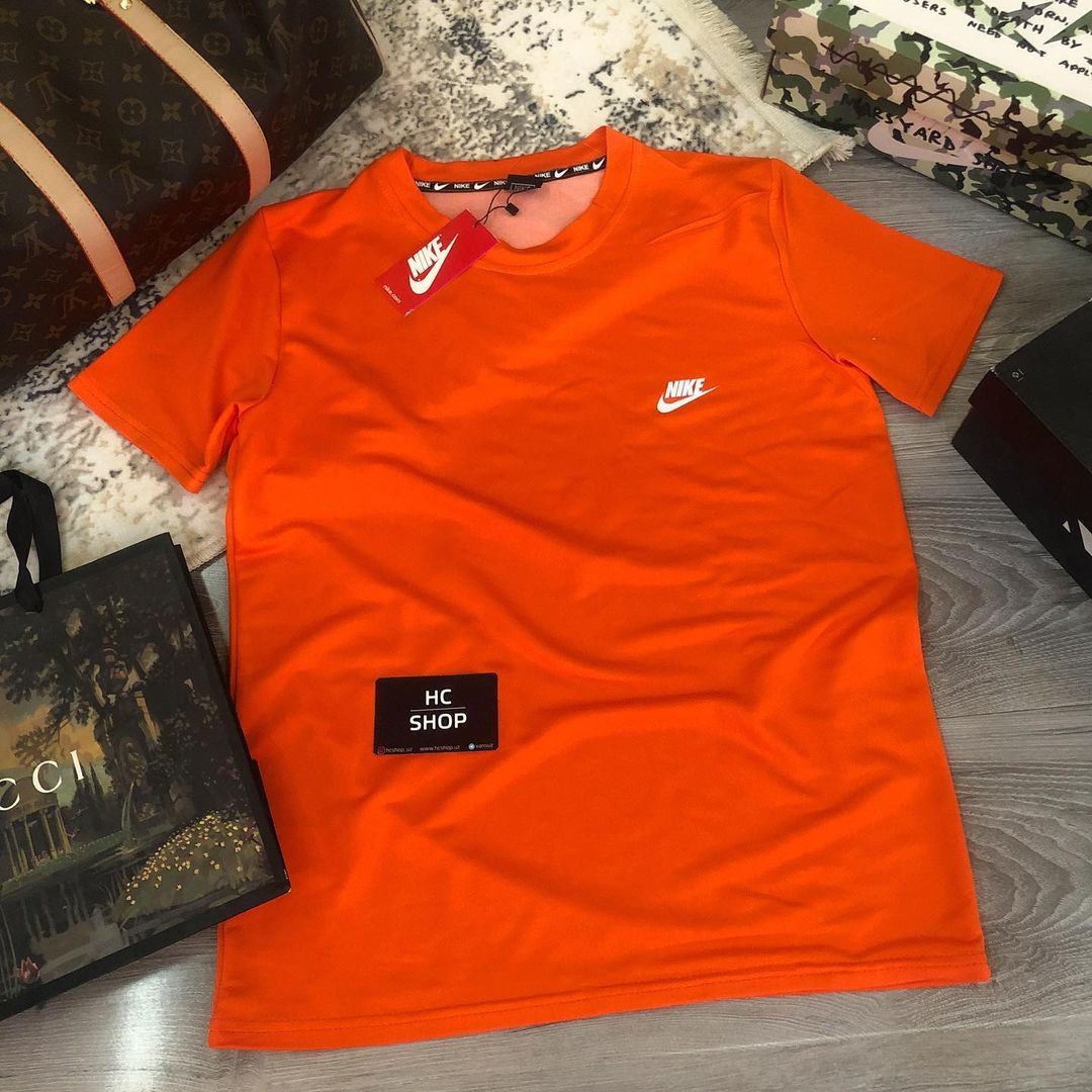 Оранжевая футболка Nike